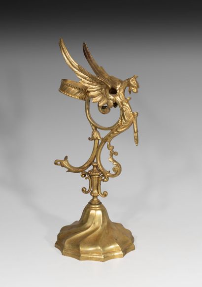 null ALLEMAGNE, XIXe SIÈCLE
Socle en bronze à décor de chimères
H. 31 cm