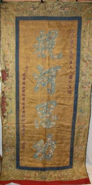null Bannière, Chine, dynastie Qing, 1900, damas satin jaune safran brodé en soie...