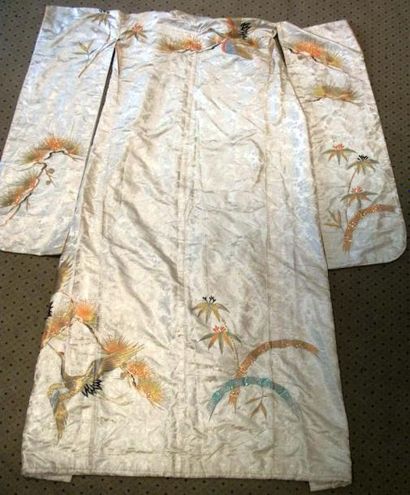 null Manteau, Japon, milieu XXème siècle, damas blanc, décor brodé polychrome et...