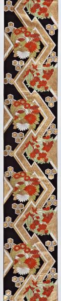 null Obi, Japon, deuxième tiers du XXème siècle, sergé noir broché en soie rouge,...