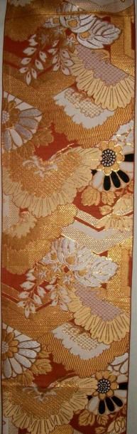 null Obi, Japon, deuxième tiers du XXème siècle, gros de Tours orange broché en soie,...