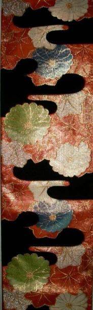 null Obi, Japon, deuxième tiers du XXème siècle, satin noir broché en soie polychrome,...
