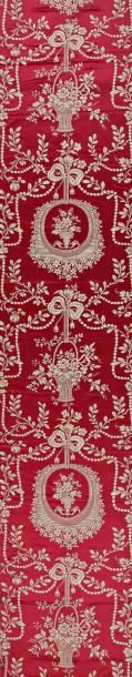 null Lampas, époque Louis XVI, fond satin rouge, décor arabesque blanc effet argent...