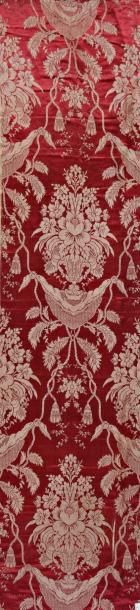 null Lampas, époque Louis XVI, fond satin rouge, décor crème effet argent d'un vase...
