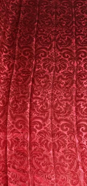 null Tenture en brocatelle rouge cramoisi, époque Louis XIV, décor en pointe d'une...
