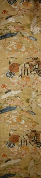 null Obi, Japon, lampas, fond satin crème, décor en soie polychrome d'une calèche...