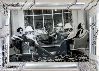 Irina Ionesco «Shangri» ou«Trois Élégantes aux miroirs sur un canapé», Tirage argentique...