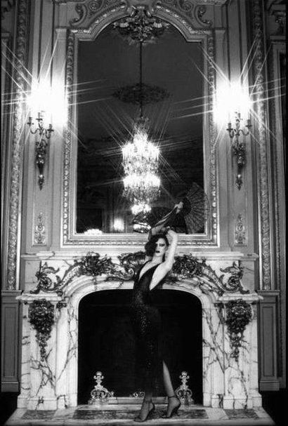 Irina Ionesco «Shangri» ou«Modèle devant une cheminée bras levés», Tirage argentique...