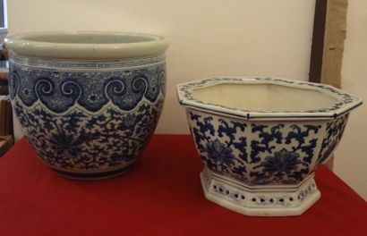 null Deux cache-pots en porcelaine en camaïeu bleu à décor de pivoines et feuillages....