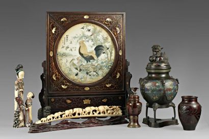 null Vase en bronze à décor d'oiseau. Japon. 1900. Cachet. Haut.: 21,3 cm. (Choc...