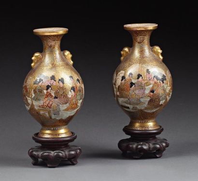 null Paire de vases balustres en faïence Satsuma, à décor polychrome et or de personnages....
