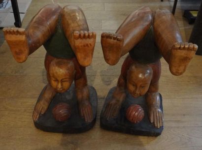 null Deux piètements sculptés de personnages en position de contorsion, les pieds...