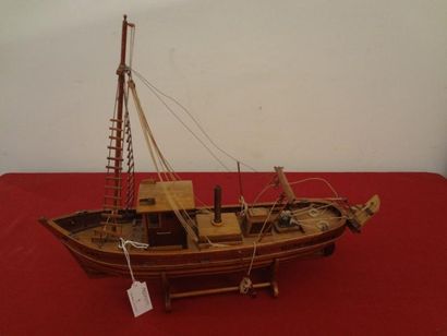 null «Mare Nostrum» Maquette de bateau de pêche typique de la méditerranée en bois....