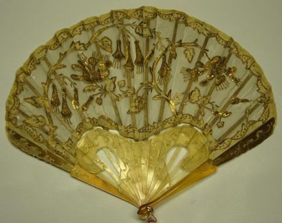 XXème siècle Les Fushias eventail ballon en soie pailletée or à décor de fushias....