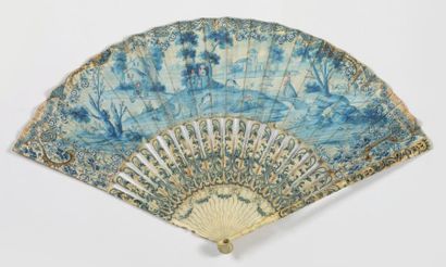XVIIème - XVIIIème siècles Camaieu bleu eventail en papier peint à la gouache d'une...