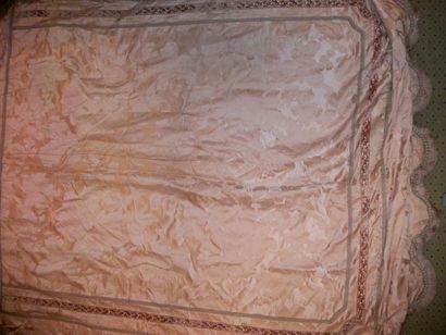 null Dessus de lit crénelé en damas rose, décor de fleurs. Dessus de lit: 2, 63 x...