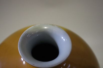 null Vase meiping en porcelaine fond jaune. 
Chine, XXème siècle 
H : 38 cm 
Fel...