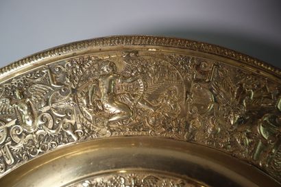 null Aiguière et son plateau en bronze à décor de scènes historiées dans des médaillons,...