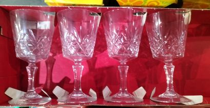null Palette de verreries comprenant des verres a orangeades, verres cristal d'Arques,...