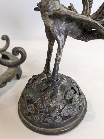 null JAPON BRULE PARFUM en bronze sur pied à décor de lotus , couvercle surmonté...