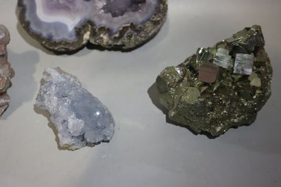 null Lot de minéraux dont : 
- une célestine
- une pyrite
- géode d'agate
- une agate...