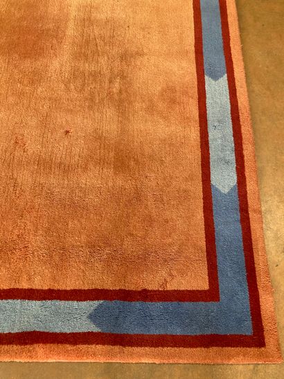 null Grand tapis en laine de couleurs orange, rouge et bleu.
300 x 297 cm 

Veuillez...
