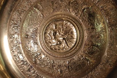 null Aiguière et son plateau en bronze à décor de scènes historiées dans des médaillons,...