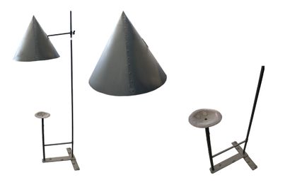 null Deux lampadaires en métal 
XXème siècle. 
H. : 164 cm 

Veuillez demander les...