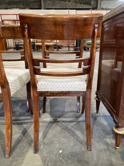 null 6 chaises de salle à manger en bois de placage
Pieds sabres
Style Empire/Restauration
86...