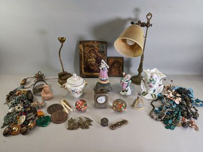 null LOT DE PETITS OBJETS :Lampes, bougeoir, pendulette de table, vase, icônes, bijoux...