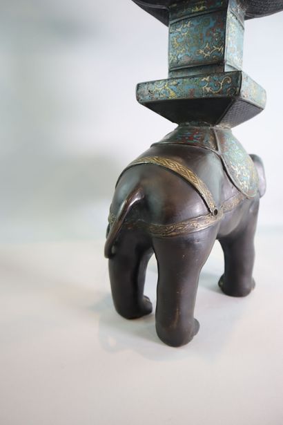 null CHINE. Éléphant en bronze à patine brune carapaçonné surmonté d'une pagode à...