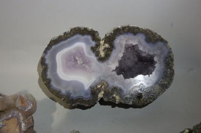 null Lot de minéraux dont : 
- une célestine
- une pyrite
- géode d'agate
- une agate...