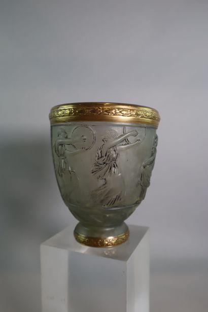null GEORGES DE FEURE (1868-1943)
Vase en verre moulé à décor d'une frise de femmes...