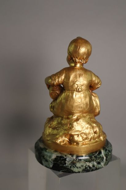 null José DUNACH (XIXe - XXe s.)
Enfant au panier
Épreuve en bronze doré, signée...