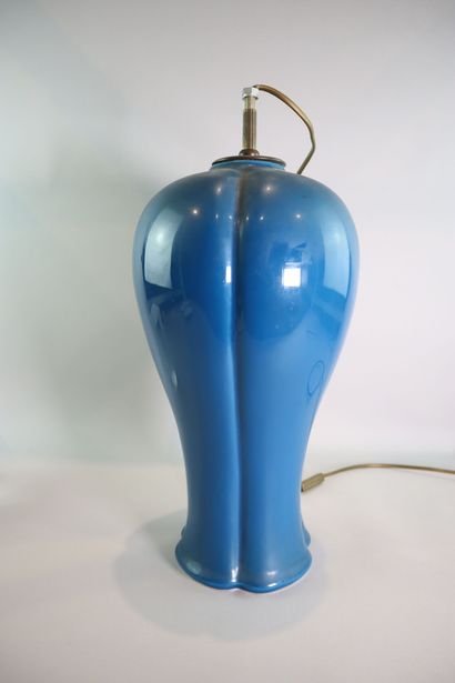 null Pied de lampe en porcelaine bleu de forme balustre. H : 41 cm. Percé. 

Veuillez...