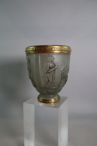 null GEORGES DE FEURE (1868-1943)
Vase en verre moulé à décor d'une frise de femmes...