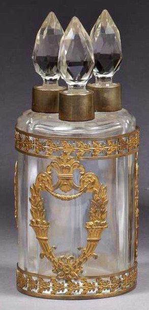 null TROIS FLACONS de parfum réunis dans une monture en métal doré, Style Louis XVI,...