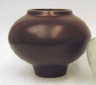 Robert DEBLANDER Vase pansu en porcelaine sur haut talon, court col à léger ressaut...