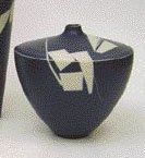 Robert DEBLANDER Vase tronconique élancé en porcelaine à épaulement marqué et petite...