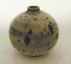 ROUART Vase boule en grès sur talon à petit col droit. Décor rouge et vert sur fond...
