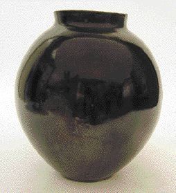 Claude CHAMPY Vase ovoïde en grès, émail brun sombre, légèrement cristallisé et piqueté....