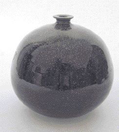Annie MAUME Vase boule aplati à petit col corolle en grès porcelainique, émail noir...