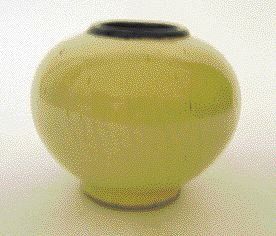 Svein THINGINAES Vase boule en grès sur talon, l'ouverture est soulignée d'un jonc...