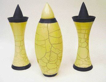 Christophe GAVDON Suite de trois pots couverts, deux de forme diabolo et l'un ovoïde,...