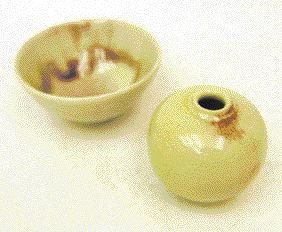 RUFAS Petit vase boule et petite coupe en porcelaine sur talon, émail épais céladon...