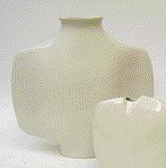 VIREBENT Yv es MOHY Grand vase ?'raie'' en porcelaine blanche à décor sur une face...