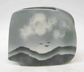 VIREBENT Vase en porcelaine à corps aplati formant éperons, décor d'un vol d'oiseaux...