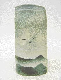 VIREBENT Vase dressé en porcelaine à corps aplati, corps à ressauts, décor d'un vol...