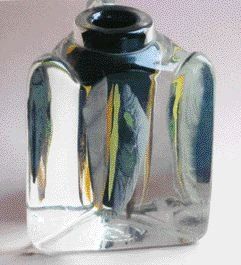 MONOD Claude ( 1944-1990 ) Vase en verre soufflé de forte densité; forme tri angulaire;...