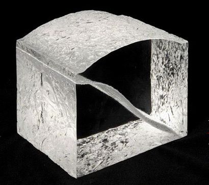 DEJONGHE Bernard, né en 1942. "MAISON" Sculpture en cristal optique massif taillé...